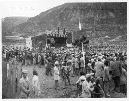 【jpg清晰版】庆祝抗日战争胜利群众大会会场延安1945年8月.jpg