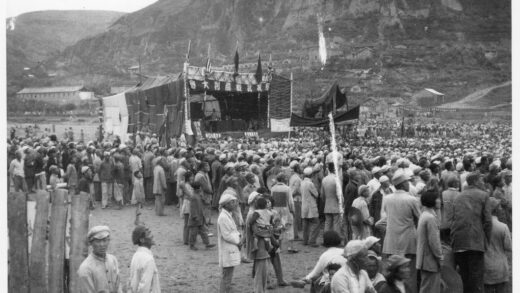 【jpg清晰版】庆祝抗日战争胜利群众大会会场延安1945年8月.jpg