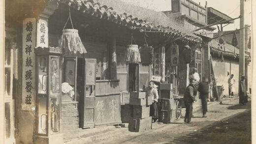 【jpg清晰版】店铺的立面展示面馆（中）和鼓店（右）的招牌.jpg