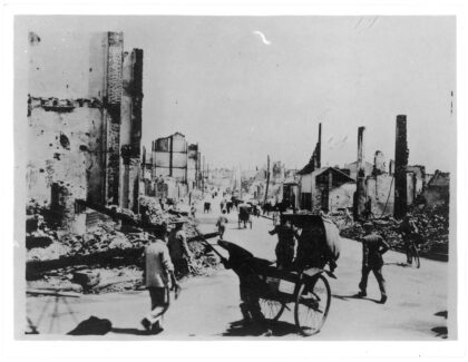 【jpg清晰版】废墟街道上的黄包车与行人重庆.jpg