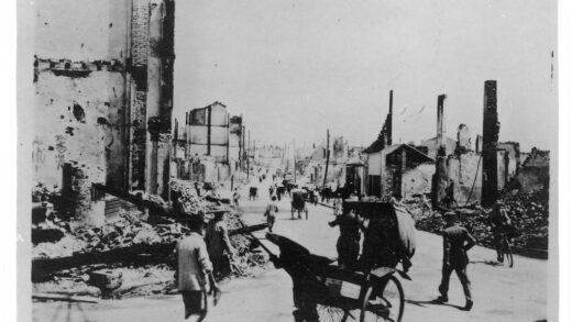【jpg清晰版】废墟街道上的黄包车与行人重庆.jpg