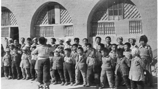 【jpg清晰版】延安保育院的孩子们唱歌由一个小孩子站在凳子上指挥延安.jpg
