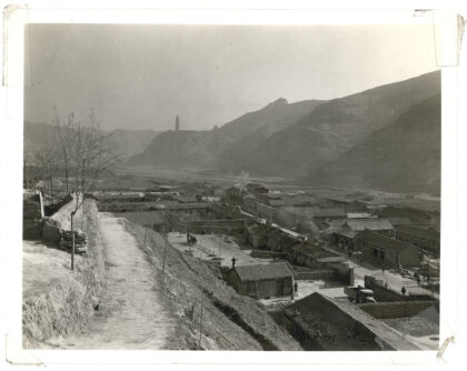 【jpg清晰版】延安市景与宝塔山1945年.jpg
