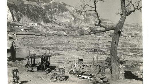 【jpg清晰版】延安（1945年）户外工作坊及全景.jpg