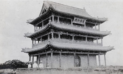 【jpg清晰版】忻州市东门楼外国人.jpg