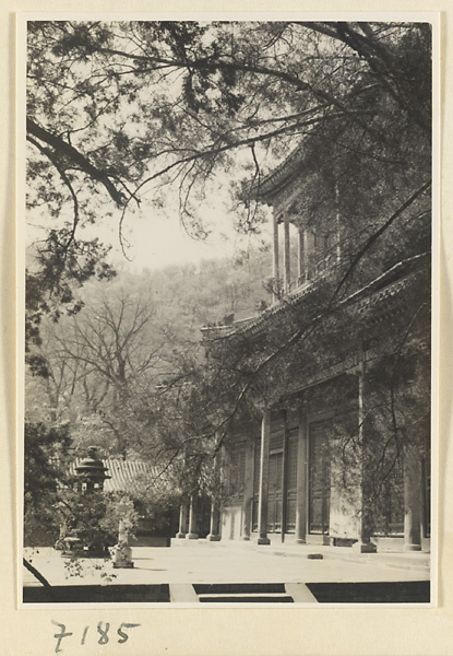 【jpg清晰版】戒台寺两层寺庙建筑的立面细节展示带有香炉的平台.jpg