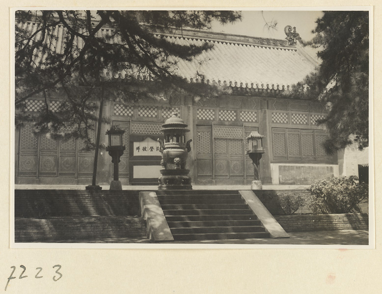 【JPG清晰版】戒台寺单层单檐寺庙建筑的立面细节展示带有灯笼、铭文和香炉的平台
