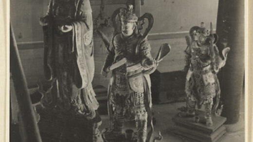 【jpg清晰版】戒台寺寺庙内部展示三尊神像和背景中悬挂的钟.jpg
