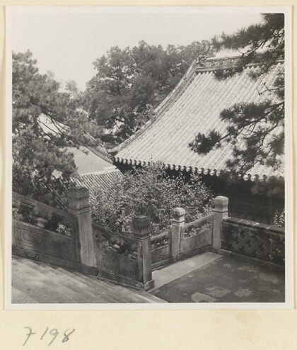 【jpg清晰版】戒台寺寺庙屋顶和带有大理石栏杆的楼梯的细节.jpg