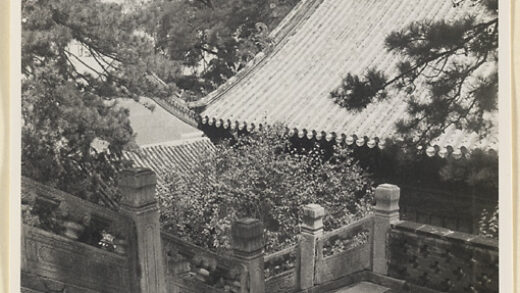 【jpg清晰版】戒台寺寺庙屋顶和带有大理石栏杆的楼梯的细节.jpg