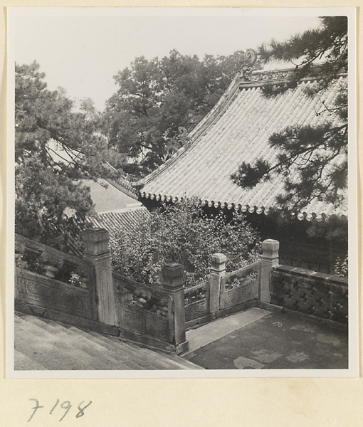 【JPG清晰版】戒台寺寺庙屋顶和带有大理石栏杆的楼梯的细节
