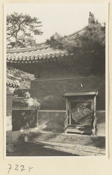 【JPG清晰版】戒台寺寺庙庭院中的如意形石磬