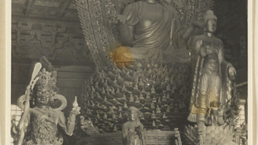 【jpg清晰版】戒台寺寺庙建筑内部展示莲花座上的佛像和其他雕像.jpg
