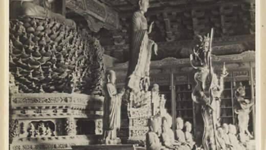 【jpg清晰版】戒台寺寺庙建筑内部展示莲花座上的巨大佛像和其他雕像.jpg