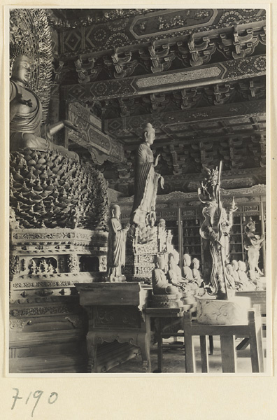 【jpg清晰版】戒台寺寺庙建筑内部展示莲花座上的巨大佛像和其他雕像.jpg