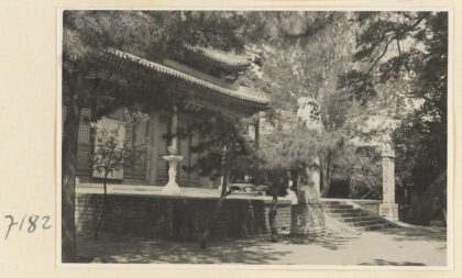 【jpg清晰版】戒台寺寺庙建筑的立面细节展示两侧有石碑的楼梯和带有日晷的平台.jpg