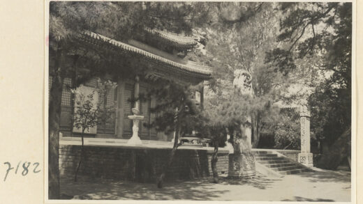 【jpg清晰版】戒台寺寺庙建筑的立面细节展示两侧有石碑的楼梯和带有日晷的平台.jpg