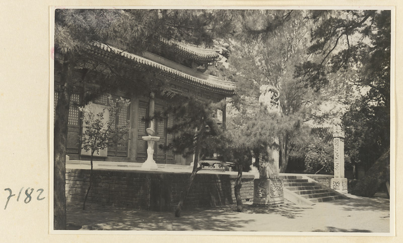 【JPG清晰版】戒台寺寺庙建筑的立面细节展示两侧有石碑的楼梯和带有日晷的平台