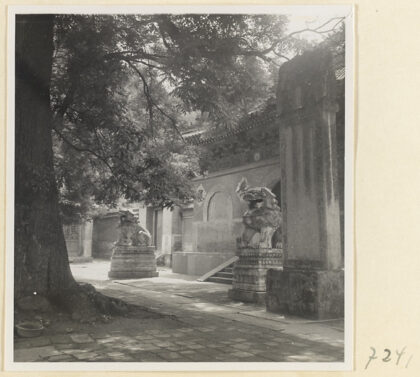 【jpg清晰版】戒台寺寺庙建筑的立面细节展示带有铭文的入口、一对石狮和石碑.jpg