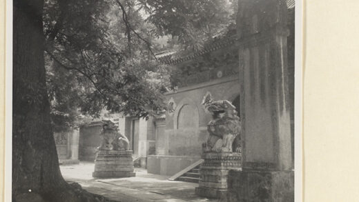 【jpg清晰版】戒台寺寺庙建筑的立面细节展示带有铭文的入口、一对石狮和石碑.jpg