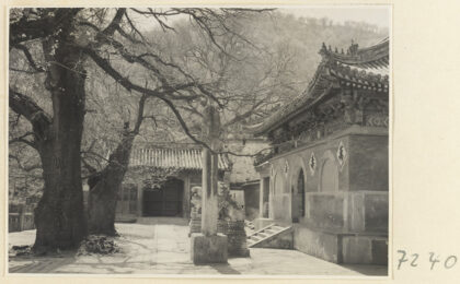 【jpg清晰版】戒台寺寺庙建筑的立面细节展示带有铭文的入口、一对石狮和石碑.jpg