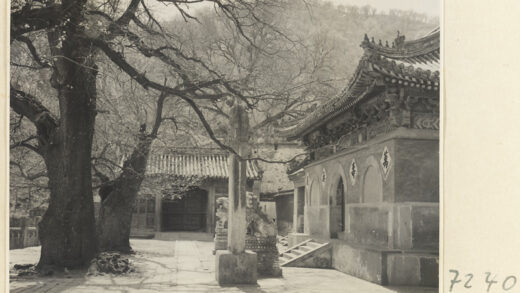 【jpg清晰版】戒台寺寺庙建筑的立面细节展示带有铭文的入口、一对石狮和石碑.jpg