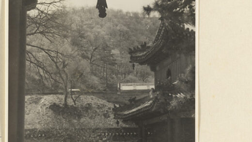 【jpg清晰版】戒台寺寺庙建筑的细节展示檐下悬挂的钟.jpg