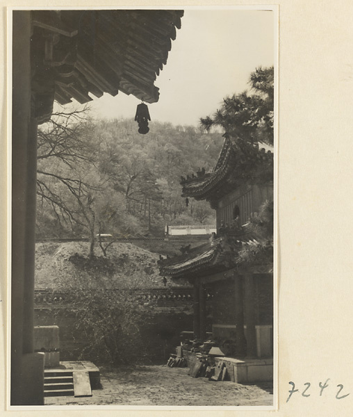 【JPG清晰版】戒台寺寺庙建筑的细节展示檐下悬挂的钟