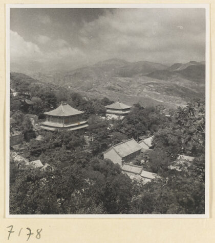 【jpg清晰版】戒台寺寺庙建筑群的总体视图.jpg