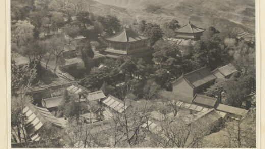 【jpg清晰版】戒台寺寺庙建筑群的总体视图.jpg