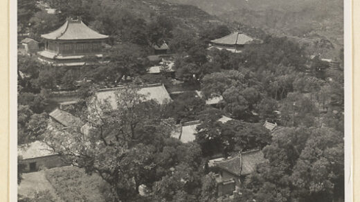 【jpg清晰版】戒台寺寺庙建筑群的总体视图.jpg