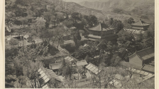 【jpg清晰版】戒台寺寺庙建筑群的总体视图.jpg