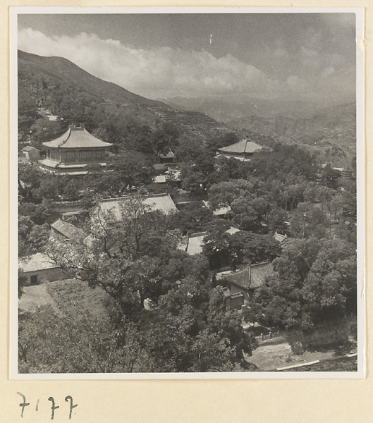 【JPG清晰版】戒台寺寺庙建筑群的总体视图