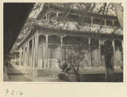 【jpg清晰版】戒台寺的两层双层檐寺庙建筑前的石碑.jpg