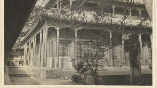 【jpg清晰版】戒台寺的两层双层檐寺庙建筑前的石碑.jpg