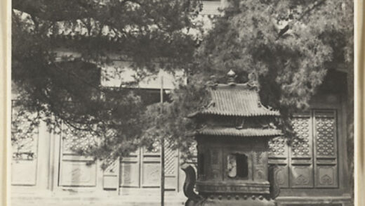 【jpg清晰版】戒台寺的两层双层檐寺庙建筑前的香炉.jpg