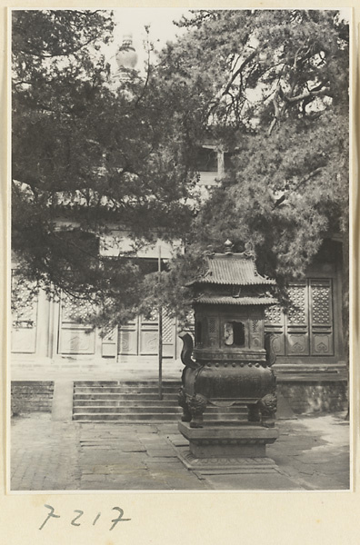 【jpg清晰版】戒台寺的两层双层檐寺庙建筑前的香炉.jpg