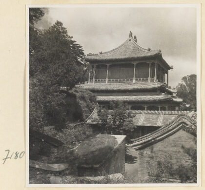 【jpg清晰版】戒台寺的两层寺庙建筑和侧殿.jpg