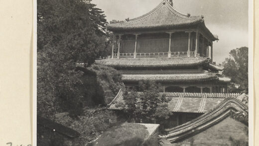 【jpg清晰版】戒台寺的两层寺庙建筑和侧殿.jpg