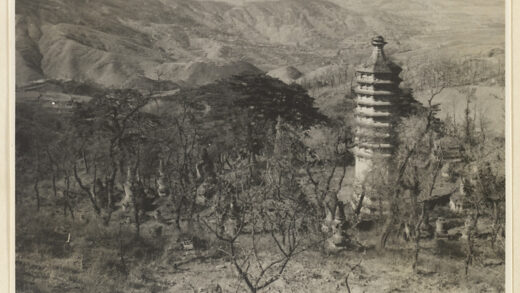 【jpg清晰版】戒台寺的密檐塔和佛塔及周边山丘的景色.jpg