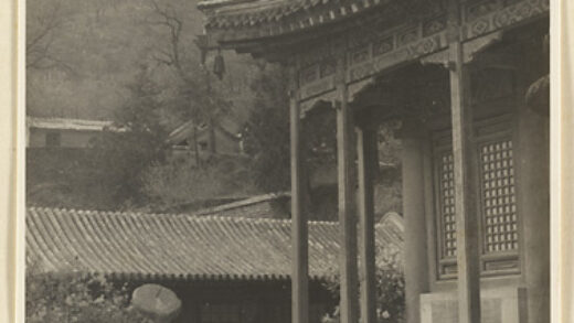 【jpg清晰版】戒台寺的平台展示日晷和双层檐建筑的角落带有屋顶装饰.jpg