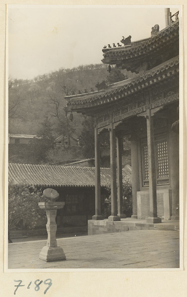 【jpg清晰版】戒台寺的平台展示日晷和双层檐建筑的角落带有屋顶装饰.jpg