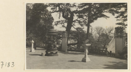 【jpg清晰版】戒台寺的平台展示香炉、石碑和日晷.jpg