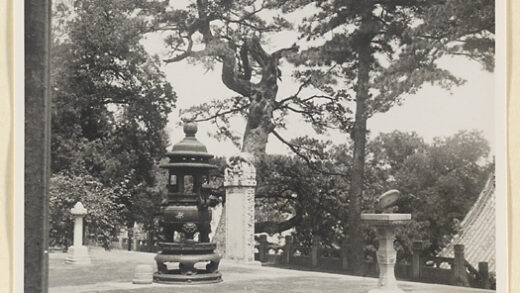 【jpg清晰版】戒台寺的平台展示香炉、石碑和日晷.jpg