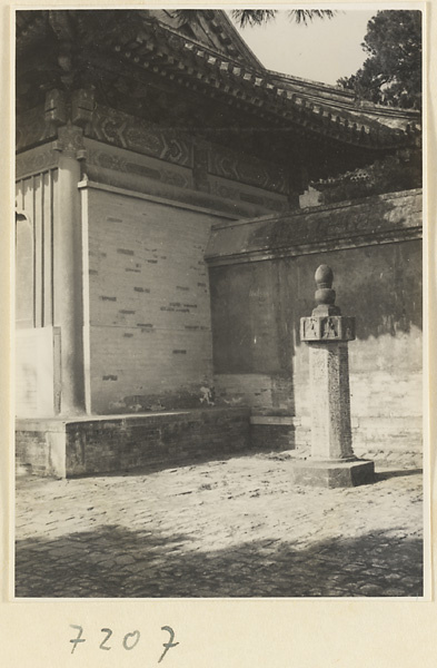 【jpg清晰版】戒台寺的庭院展示独立石柱.jpg