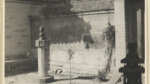 【jpg清晰版】戒台寺的庭院展示独立石柱和香炉.jpg