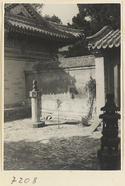 【jpg清晰版】戒台寺的庭院展示独立石柱和香炉.jpg