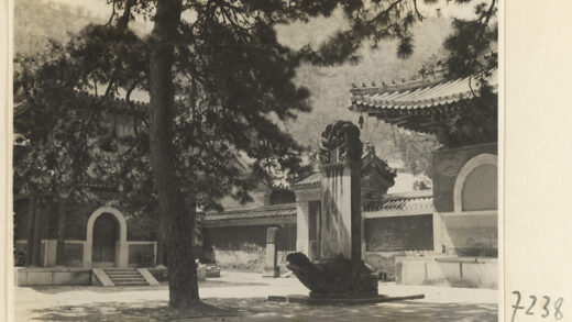 【jpg清晰版】戒台寺的庭院展示石碑和龟趺碑.jpg