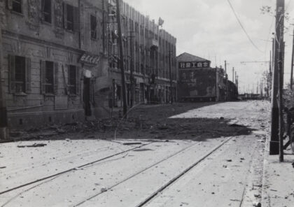 【jpg清晰版】战火破坏界路上海北火车站大楼对面西望1937年.jpg
