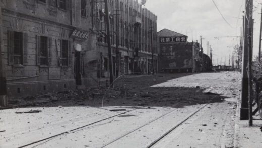 【jpg清晰版】战火破坏界路上海北火车站大楼对面西望1937年.jpg